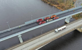 Самосвалы проверяют на прочность мост-гигант в Киришах