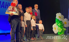 Александр Дрозденко вручил награды «Слава матери» и «Отцовская доблесть»