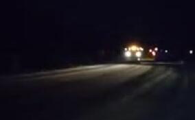 За сутки дорожники Ленобласти очистили от снега почти 15 тысяч километров трасс