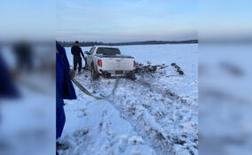 Спасатели пришли на помощь женщине с ребенком - её автомобиль застрял в районе Саблинских водопадов