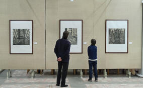 В Сосновоборском художественном музее современного искусства гостей знакомили с советской графикой шестидесятых-восьмидесятых годов