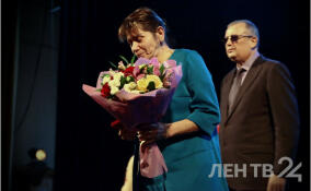 Фоторепортаж ЛенТВ24: Александр Дрозденко поздравил матерей, жен и детей участников СВО с праздником