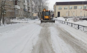 Почти 5 тысяч специалистов и спецтехники устраняют последствия сильного снегопада в Ленобласти