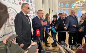 Александр Дрозденко посетил выставку, посвященную истории выборов