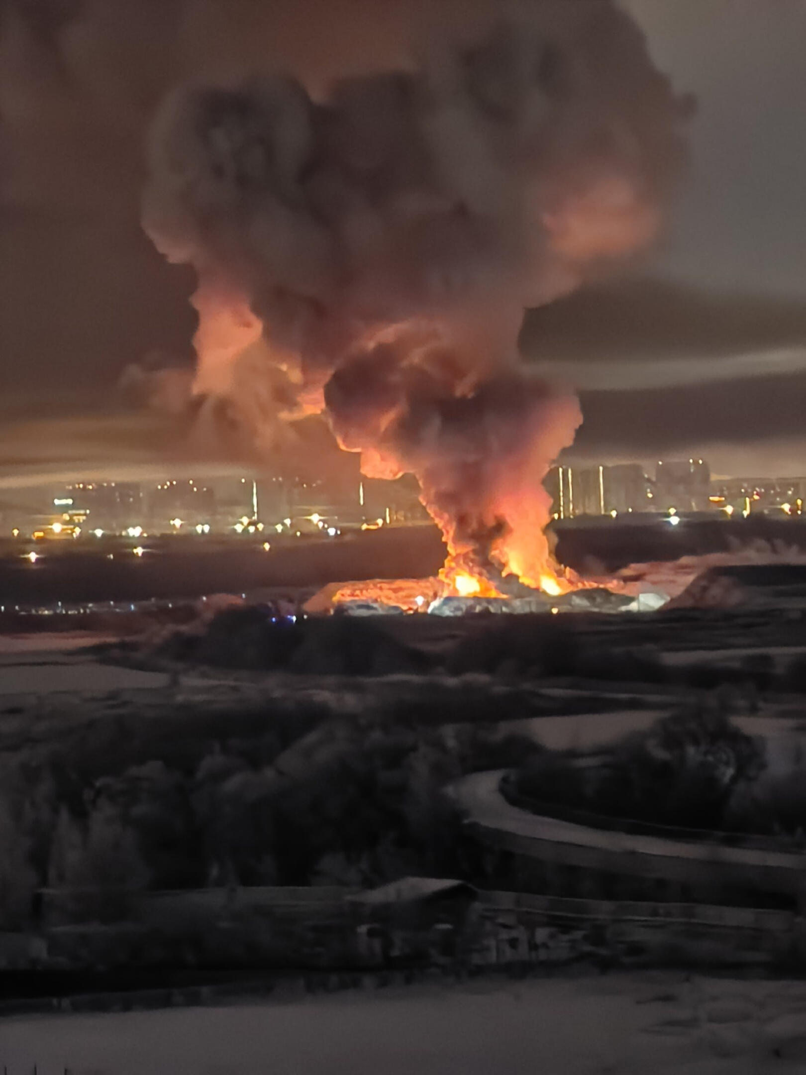 Очевидцы засняли мощный пожар на Волхонском шоссе | 06.12.2023 | ЛенОбласть  - БезФормата