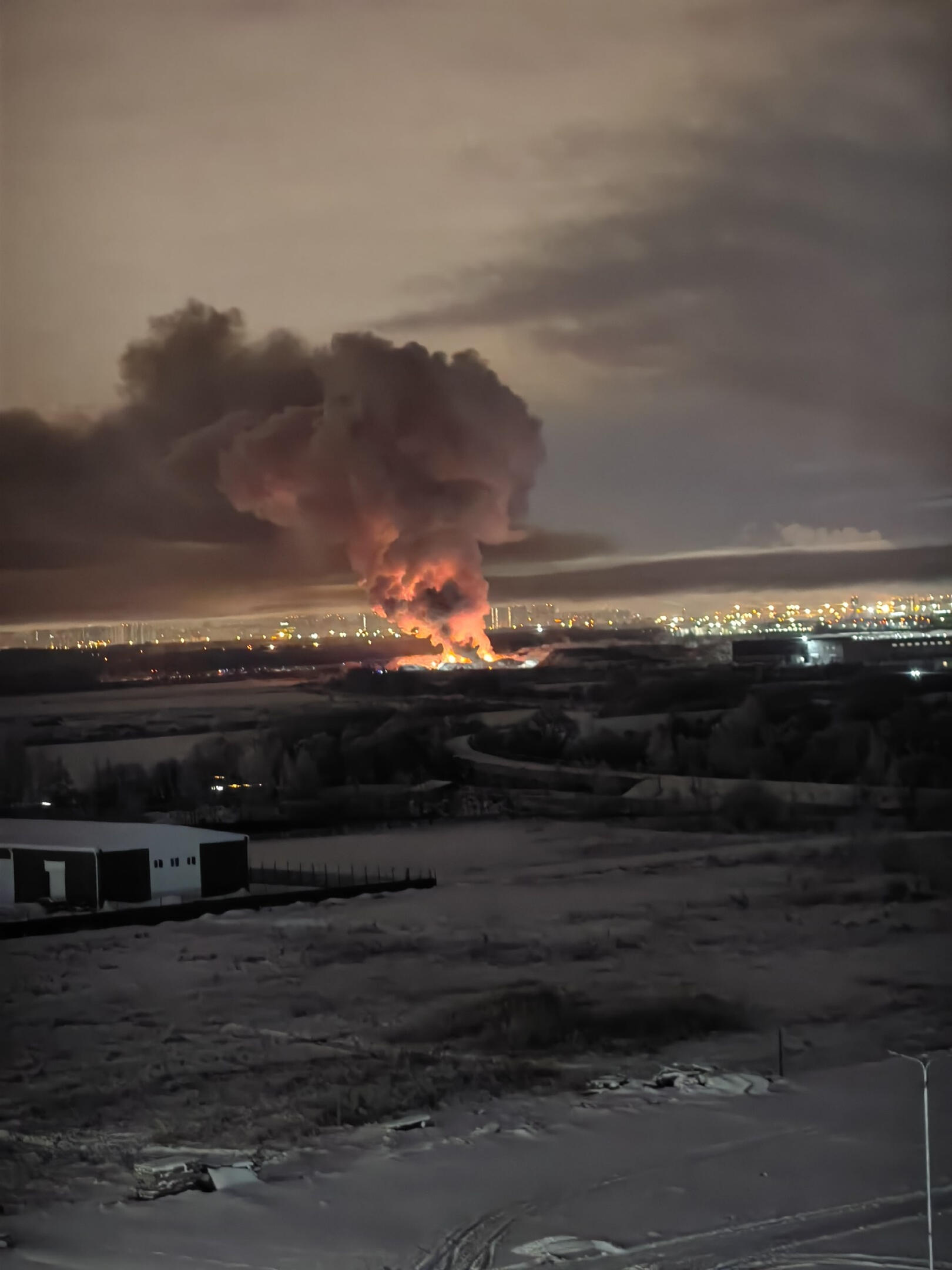 Очевидцы засняли мощный пожар на Волхонском шоссе | 06.12.2023 | ЛенОбласть  - БезФормата