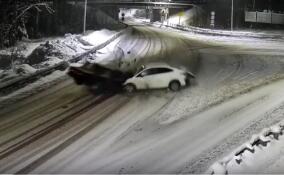 Уходивший от погони водитель Hyundai устроил жесткое ДТП в Сосново – видео
