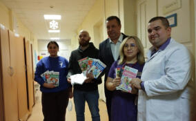 Для маленьких пациентов детского отделения Приозерской больницы открыли библиотеку