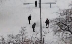 В Петербурге хулиганы разрушили снежные фигуры Деда Мороза и Снегурочки – видео