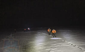 Спасатели пришли на помощь троим застрявшим на льду Ладожского озера рыбакам