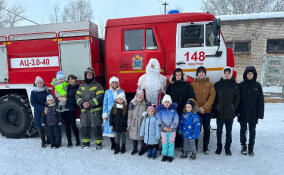 Пожарный Дед Мороз навестил детей в пунктах временного размещения Ленобласти