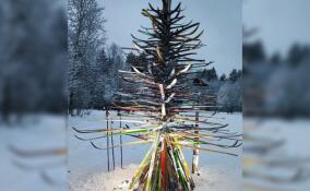 В Гатчине смастерили елку из 140 старых лыж