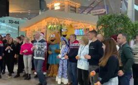 В международном аэропорту Пулково Дед Мороз и Снегурочка дарили пассажирам новогоднее настроение
