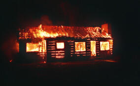 Ночной пожар охватил два частных дома в Новой Малуксе