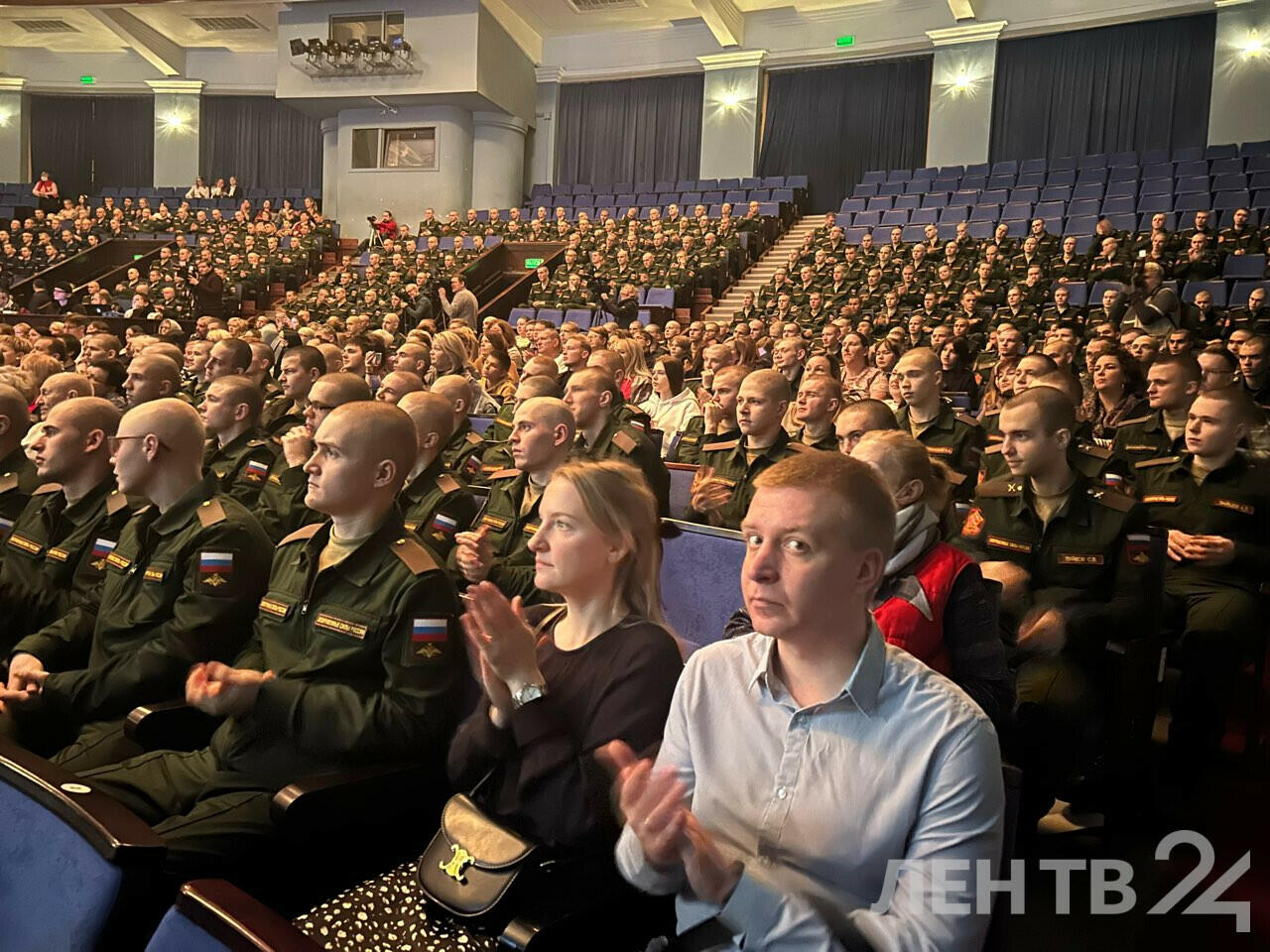 Гала-концерт «Рождественский мост Дружбы» проходит во Дворце искусств  Ленобласти | 08.01.2024 | ЛенОбласть - БезФормата