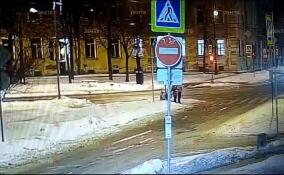 Легковушка сбила велокурьера в Петербурге