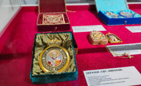 В галерее живописи Фонда "Императорское общество поощрения художеств" петербуржцам представили шедевры золотного шитья