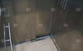 Полицейские задержали мужчину за жесткое избиение знакомого в кабине лифта в Мурино