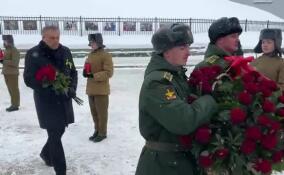Александр Дрозденко возложил цветы к мемориалу в рамках акции «На рубеже бессмертия»