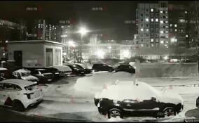 Петербургский студент разгромил топором банкоматы, а после повредил авто и пускал фейерверки