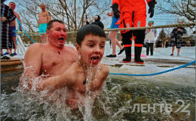 Крещенские купания в ярких снимках ЛенТВ24