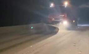 Около 500 машин расчищают снег на трассах Ленобласти
