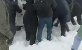 В Ломоносовском районе пассажиры выталкивали автобус №639а из снежного плена – видео