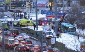 В Петербурге лазурный автобус вылетел на тротуар, пострадали пять человек