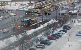 Четверо в тяжелом: камера засняла, как лазурный автобус давил пешеходов в Петербурге