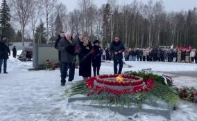 У мемориала «Разорванное кольцо» прошло памятное мероприятие