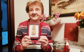 Во Всеволожске наградили жительницу блокадного Ленинграда Анну Сосновскую