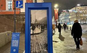 Двери с архивными снимками блокадного Ленинграда установили в знаковых местах Петербурга