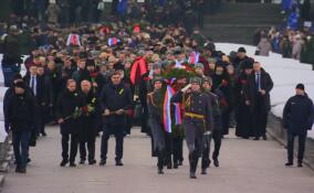 Началась церемония возложения венков к монументу «Мать-Родина» на Пискаревском кладбище