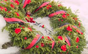 Делегация Ленобласти возложила цветы к монументу «Мать-Родина» на Пискаревском кладбище