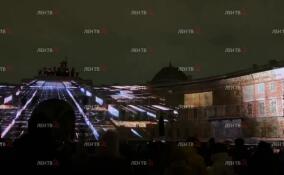 На фасаде Главного штаба представили мультимедийный проект «Ленинград. Во имя жизни» – видео ЛенТВ24