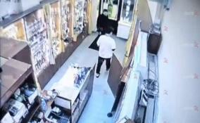 Полиция ищет мужчину, ограбившего магазин в Кудрово