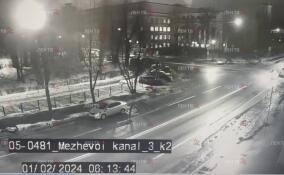 Иномарка лоб в лоб столкнулась с автобусом в Петербурге