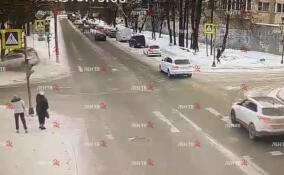 В Пушкине столкнувшиеся иномарки подкинули вверх женщину-пешехода – видео
