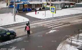 Иномарка сбила школьника на пешеходном переходе в Петербурге