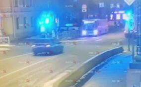Автобус сбил 17-летнюю девушку в центре Петербурга