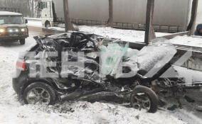 Двое погибли при столкновении легковушки и грузовика на трассе «Нарва» в Ленобласти