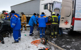 Возвращавшиеся с учений спасатели оказали помощь пострадавшим в ДТП на трассе «Кола»