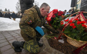 В Волосово возложили цветы к мемориалу в память о воинах-интернационалистах