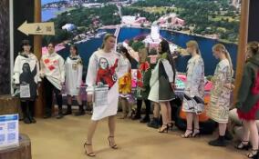 На стенде Ленобласти на ВДНХ прошел модный показ в отраслевой "День образования"