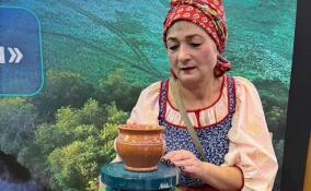 На выставке-форуме "Россия" представили традиционные изделия оятской керамики