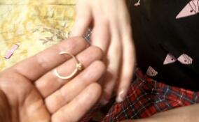 Спасатели сняли кольцо с опухшего пальца женщины в Тосно