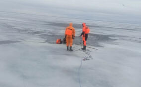 На Ладожском озере спасли провалившихся под лед рыбаков, пока ехали на помощь к другим