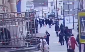Моментальная карма: петербуржца, выхватившего телефон у девушки, скрутили через минуту – видео