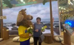 Выращенные в Ленобласти цветы дарят посетительницам выставки «Россия» на ВДНХ