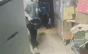 В Петербурге подросток напал на охранника и ограбил магазин